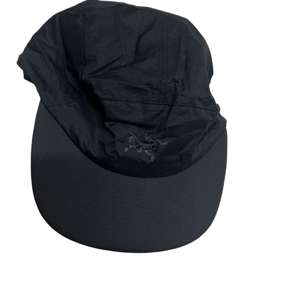 New Arc’teryx Norvan Regular Brim Hat in Black - Picture 1 of 5